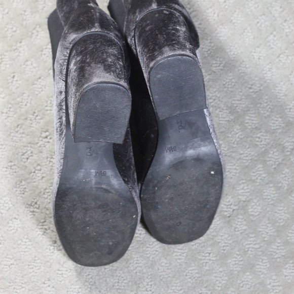 Indigo Rd Size 8.5 Grey Velvet/Velour Embossed Ankle Boots - Picture 6 of 6